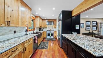 House, Multiple Beds, Patio, Garden View (Cozy Aspen Haven) | Private kitchen | Fridge, microwave, oven, stovetop