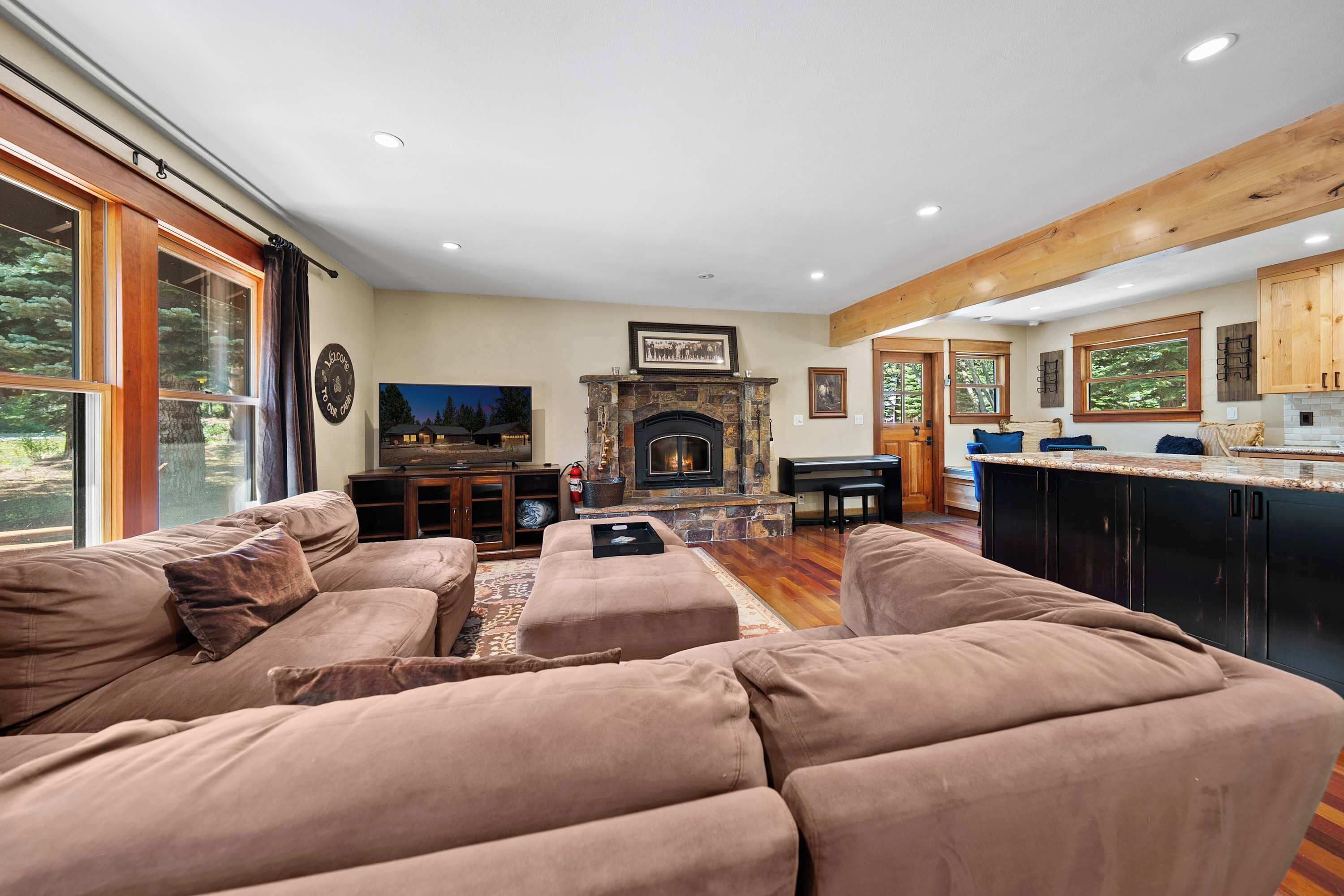 House, Multiple Beds, Patio, Garden View (Cozy Aspen Haven) | Living area | 50-inch flat-screen TV with digital channels, fireplace