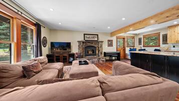 House, Multiple Beds, Patio, Garden View (Cozy Aspen Haven) | Living area | 50-inch flat-screen TV with digital channels, fireplace