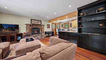 House, Multiple Beds, Patio, Garden View (Cozy Aspen Haven) | Living area | 50-inch flat-screen TV with digital channels, fireplace