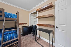 Talo, useita sänkyjä, patio, näköala puutarhaan (Cozy Aspen Haven) | 3 makuuhuonetta, yksilöllisesti sisustettu, yksilöllisesti kalustettu