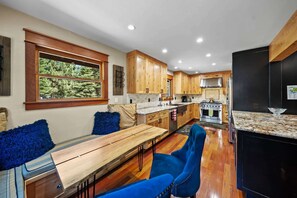 House, Multiple Beds, Patio, Garden View (Cozy Aspen Haven) | Private kitchen | Fridge, microwave, oven, stovetop