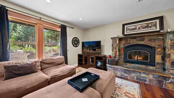 House, Multiple Beds, Patio, Garden View (Cozy Aspen Haven) | Living area | 50-inch flat-screen TV with digital channels, fireplace