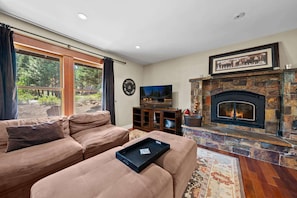 House, Berbilang Katil, Patio, Garden View (Cozy Aspen Haven) | Ruang tamu | 50 inci televisyen skrin rata dengan digital, pendiangan