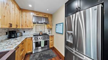 House, Multiple Beds, Patio, Garden View (Cozy Aspen Haven) | Private kitchen | Fridge, microwave, oven, stovetop