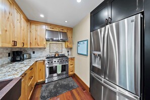 House, Multiple Beds, Patio, Garden View (Cozy Aspen Haven) | Private kitchen