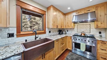 House, Multiple Beds, Patio, Garden View (Cozy Aspen Haven) | Private kitchen | Fridge, microwave, oven, stovetop