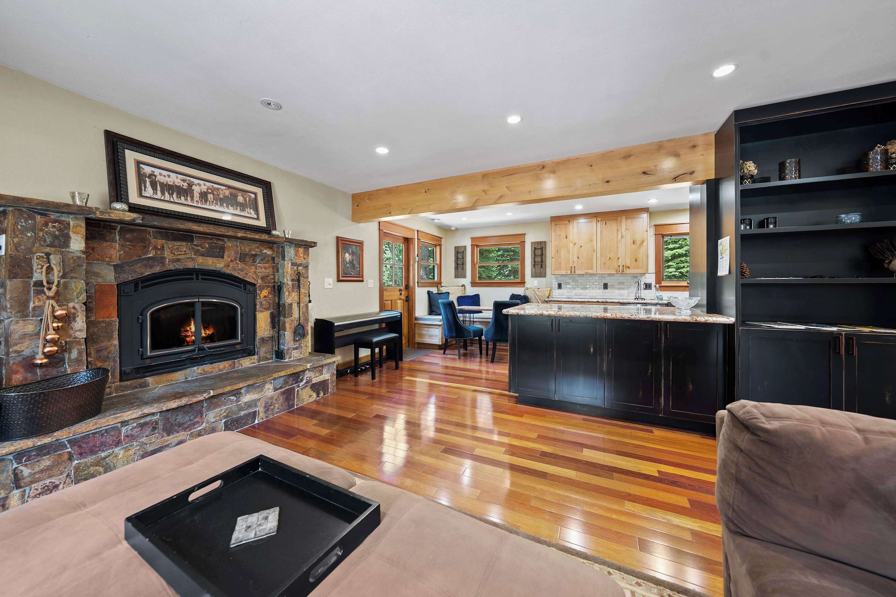 منزل - عدة أسرّة - برواق - منظر للحديقة (Cozy Aspen Haven) | منطقة المعيشة | تلفزيون بشاشة مسطحة بحجم 50-بوصة يعرض قنوات تلفزيونية رقمية، مدفأة