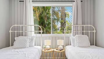 2 bedrooms, desk, WiFi, bed sheets