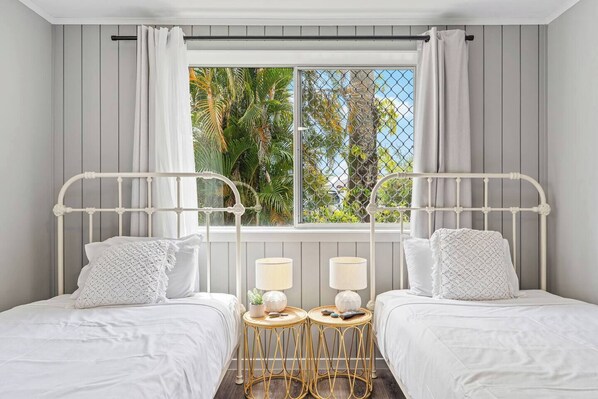 2 bedrooms, desk, WiFi, bed sheets