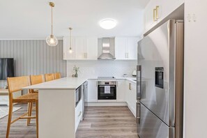 ثلاجة، ميكروويف، فرن، موقد طهي مسطح