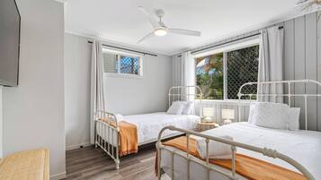 2 bedrooms, desk, WiFi, bed sheets