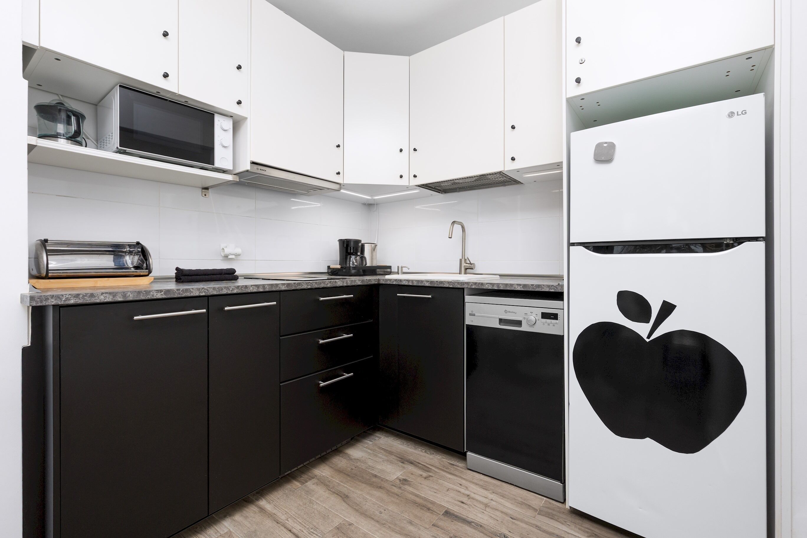 Mikrowelle, Herdplatte, Geschirrspüler