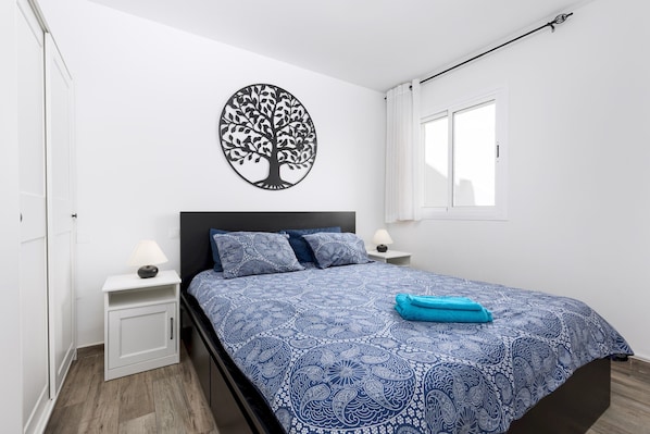 Tabla de planchar con plancha, wifi, ropa de cama