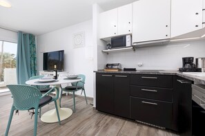 Micro-ondes, plaque de cuisson, lave-vaisselle, cafetière/bouilloire