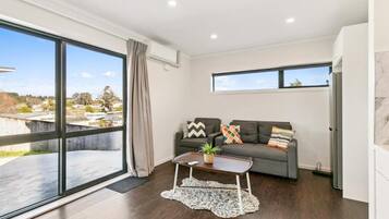 Apartment, 1 Bedroom, Mountain View | Living room