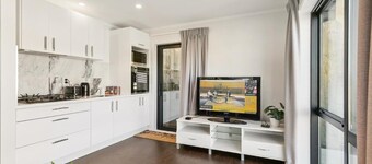 Modern 1BR Flat, Private Entry, Full Kitchen-30 Minutes' Drive to Wellington CBD