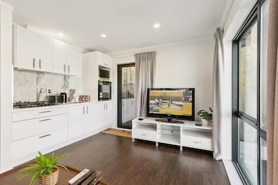 Modern 1BR Flat, Private Entry, Full Kitchen-30 Minutes' Drive to Wellington CBD
