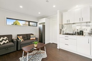 Apartment, 1 Bedroom, Mountain View | Living room