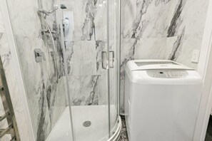 Apartment, 1 Bedroom, Mountain View | Bathroom - Modern 1BR Flat, Private Entry, Full Kitchen-30 Minutes' Drive to Wellington CBD (Upper Hutt)