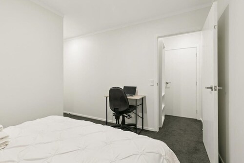 Modern 1BR Flat, Private Entry, Full Kitchen-30 Minutes' Drive to Wellington CBD