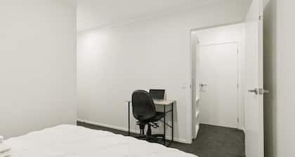 Modern 1BR Flat, Private Entry, Full Kitchen-30 Minutes' Drive to Wellington CBD