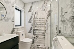 Apartment, 1 Bedroom, Mountain View | Bathroom - Modern 1BR Flat, Private Entry, Full Kitchen-30 Minutes' Drive to Wellington CBD (Upper Hutt)