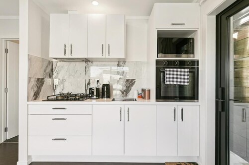 Modern 1BR Flat, Private Entry, Full Kitchen-30 Minutes' Drive to Wellington CBD