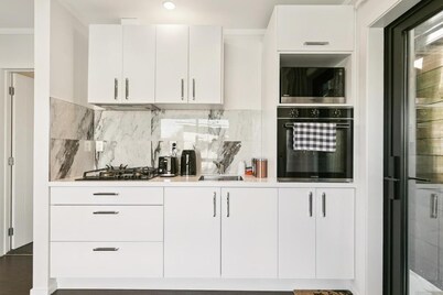 Modern 1BR Flat, Private Entry, Full Kitchen-30 Minutes' Drive to Wellington CBD