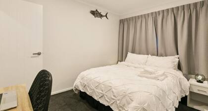 Modern 1BR Flat, Private Entry, Full Kitchen-30 Minutes' Drive to Wellington CBD