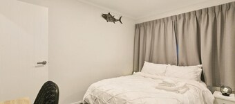 Modern 1BR Flat, Private Entry, Full Kitchen-30 Minutes' Drive to Wellington CBD