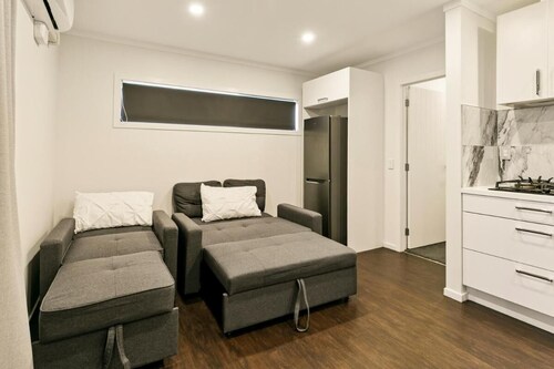 Modern 1BR Flat, Private Entry, Full Kitchen-30 Minutes' Drive to Wellington CBD