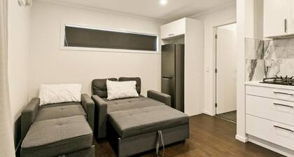 Modern 1BR Flat, Private Entry, Full Kitchen-30 Minutes' Drive to Wellington CBD