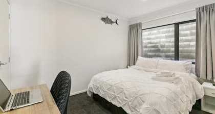 Modern 1BR Flat, Private Entry, Full Kitchen-30 Minutes' Drive to Wellington CBD