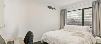 Modern 1BR Flat, Private Entry, Full Kitchen-30 Minutes' Drive to Wellington CBD