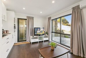 Apartment, 1 Bedroom, Mountain View | Living room