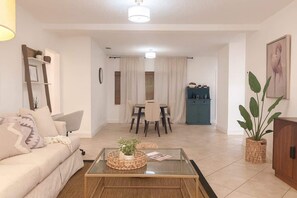 Una Smart TV, una chimenea, libros, una oficina