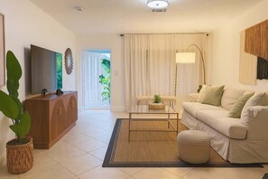 Una Smart TV, una chimenea, libros, una oficina