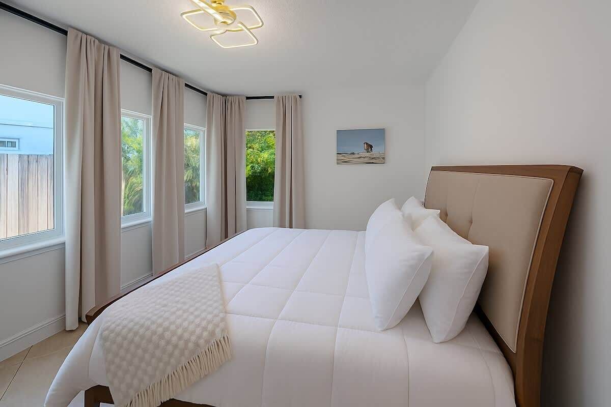 2 bedrooms, in-room safe, desk, iron/ironing board