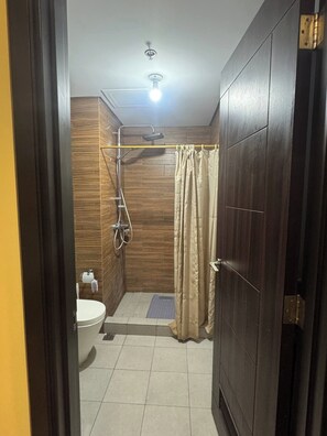 Signature Condo, 1 Bedroom, Non Smoking, Kitchen | Bathroom | Shower, free toiletries, towels, soap - Levi & Moon Relax and Chill (Pasay)