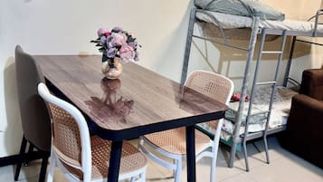 Signature Condo, 1 Bedroom, Non Smoking, Kitchen | In-room dining