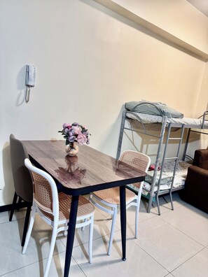 Signature-Apartment, 1 Schlafzimmer, Nichtraucher, Küche | Essbereich im Zimmer