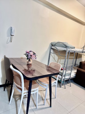 Signature-Apartment, 1 Schlafzimmer, Nichtraucher, Küche | Essbereich im Zimmer
