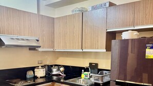 シグネチャー コンドミニアム 1 ベッドルーム 禁煙 キッチン | 専用キッチン | 冷蔵庫、コンロ、電気ポット、調理器具と食器