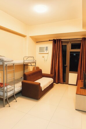 Leilighet – signature, 1 soverom, ikke-røyk, kjøkken | Oppholdsrom | En 30-tommers Flatskjerm-TV med digitale kanaler