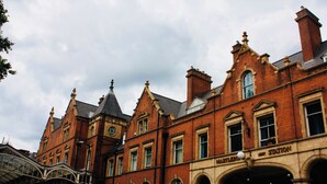 A historic building with arched windows and a prominent entrance labeled "Marylebone Station." - Victorian appartement in Marylebone (London)