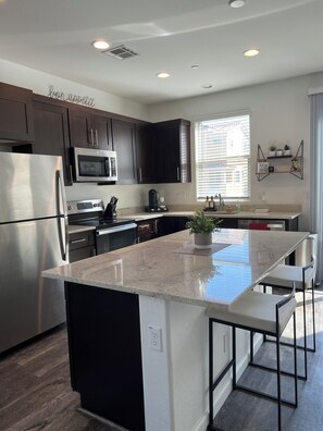 Microwave, oven, stovetop, dishwasher - Modern 2-bedroom townhome in Phoenix- Fully Furnished & Ready for Your Stay (Phoenix)