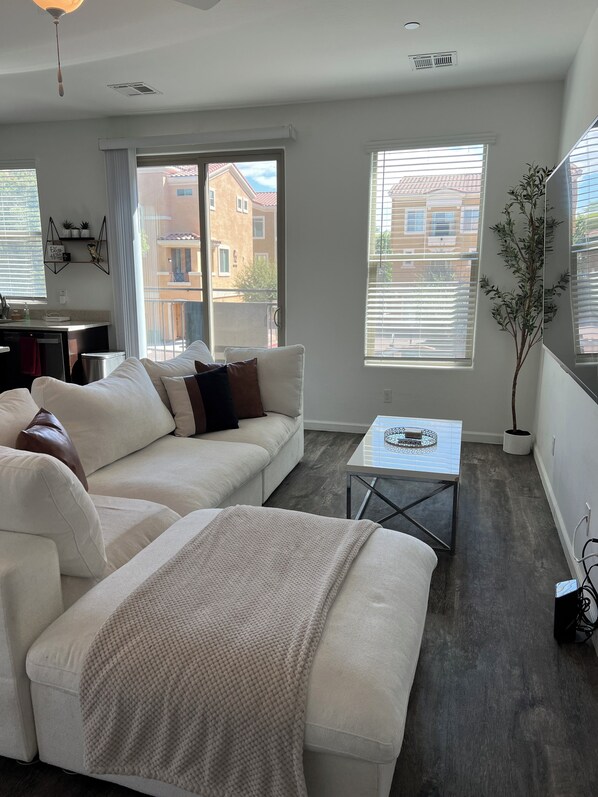 TV - Modern 2-bedroom townhome in Phoenix- Fully Furnished & Ready for Your Stay (Phoenix)
