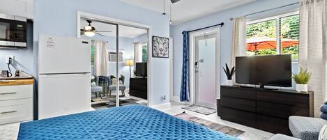 Tabla de planchar con plancha, wifi, ropa de cama