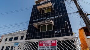 A tall building with a sign indicating it is a residential property. - Flat Para 2 Pessoas a Poucos Metros do Aeroporto (Fortaleza)